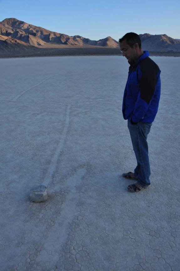Desconfiado dos rastros dessa pedra no Race Track, no Death Valley National Park, na Califórnia - EUA